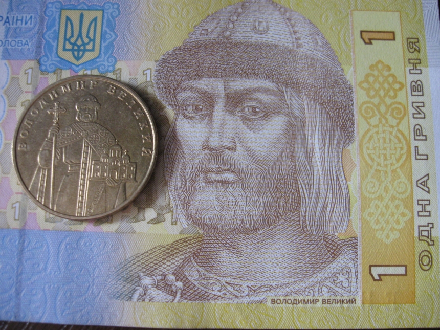 Гривна продолжает медленное падение на украинском межбанке