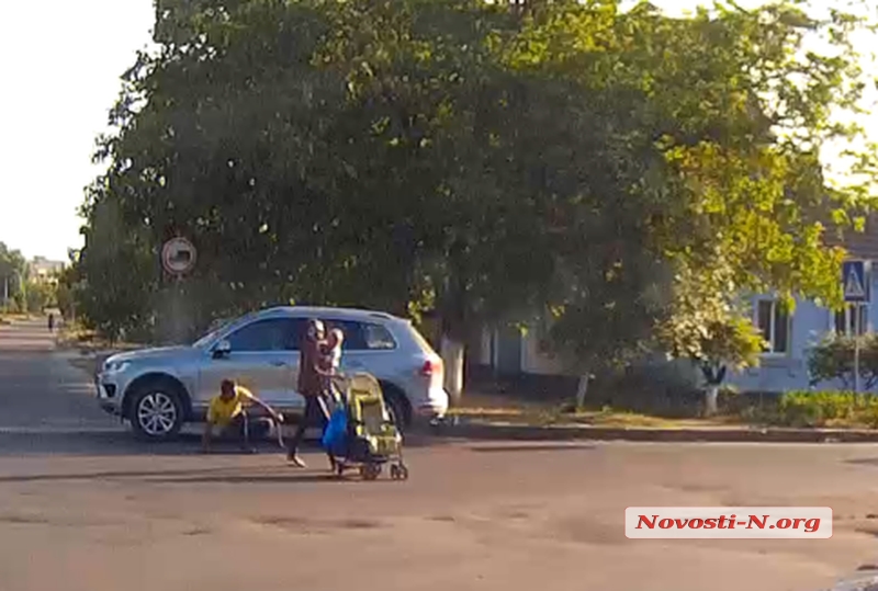 В Николаеве пьяный папаша едва не угодил под машину вместе с детской коляской
