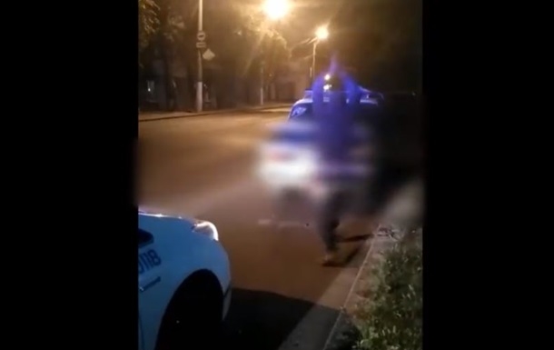 В Одессе пьяный водитель разбил топором свое авто.ВИДЕО