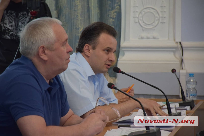 Депутат горсовета отказался принять от мэра Сенкевича букет и грамоту по поводу юбилея