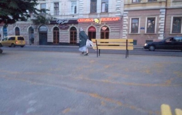 В центре Черновцов старушка украла скамейку. ВИДЕО