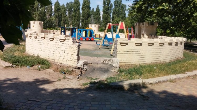 В Николаеве детский городок превратили в свалку