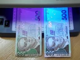 Украину заполонили фальшивые деньги: самые популярные – 100 и 500 гривен