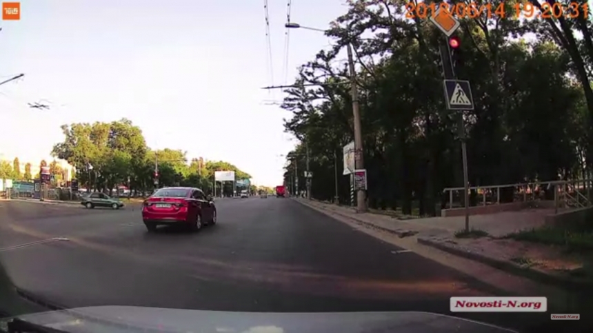 В Николаеве лихач на «Мазде» едва избежал ДТП, проскочив на красный