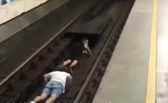 Подростки развлекались, прыгая под поезд в метро Киева. ВИДЕО