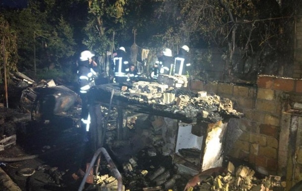 В Киеве полностью сгорел дом с двумя людьми внутри