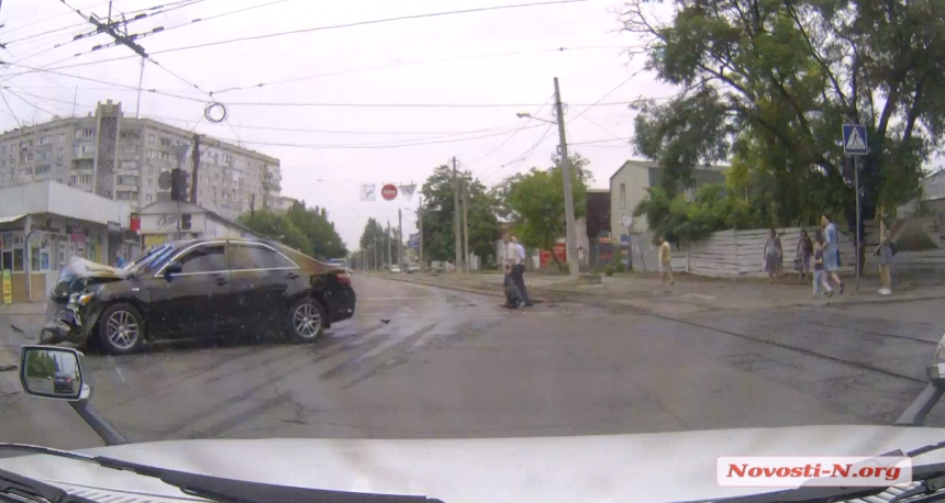 Появилось видео столкновения «Ауди» и «Тойоты» в центре Николаева   