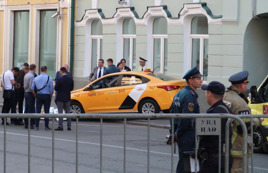 Появилось видео наезда такси на мексиканских болельщиков в Москве
