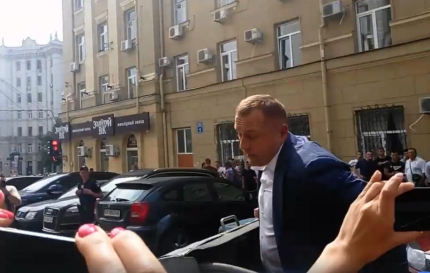 В Харькове зама мэра бросили в мусорный бак