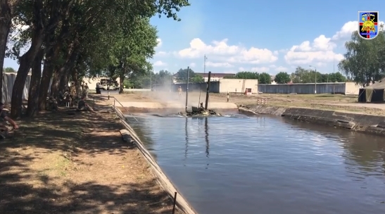 Появилось видео, как украинские танкисты тренировались ездить под водой