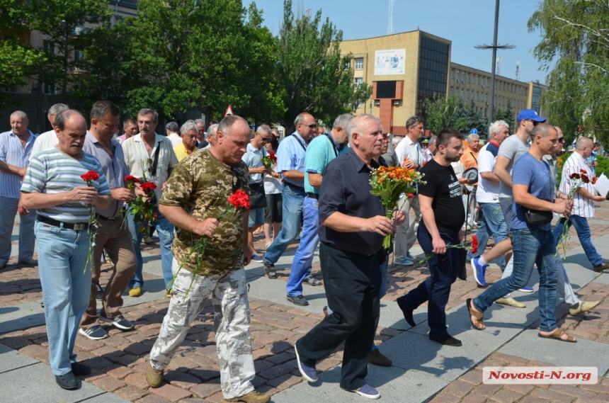 «Афганцы» прошли по центру Николаева и возложили цветы к мемориалу ольшанцам