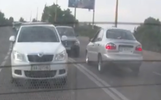 В Николаеве водитель легковушки прямо на мосту выехал на встречку. ВИДЕО