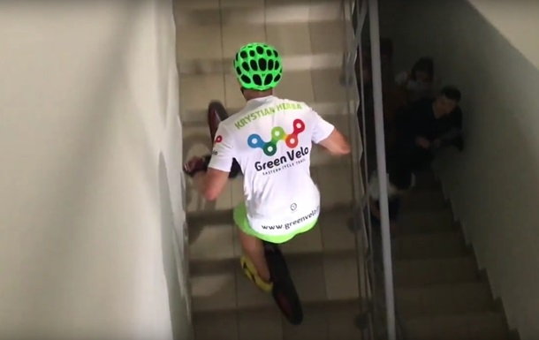Поляк в Киеве заехал на велосипеде на небоскреб и установил рекорд. ВИДЕО