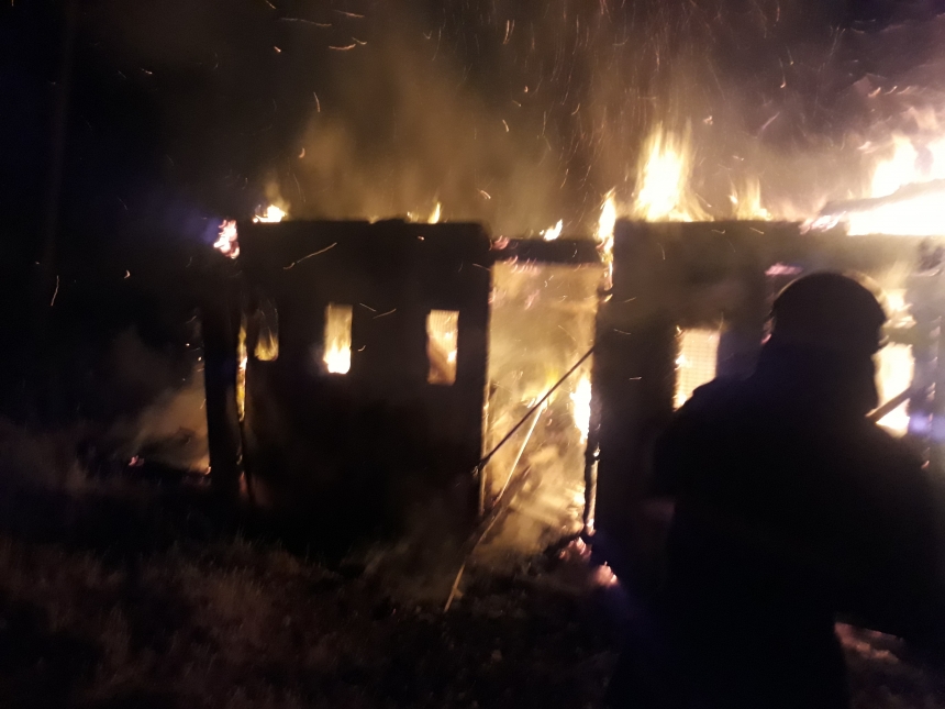 В Николаевской области спасатели ликвидировали пожар хозяйственного здания