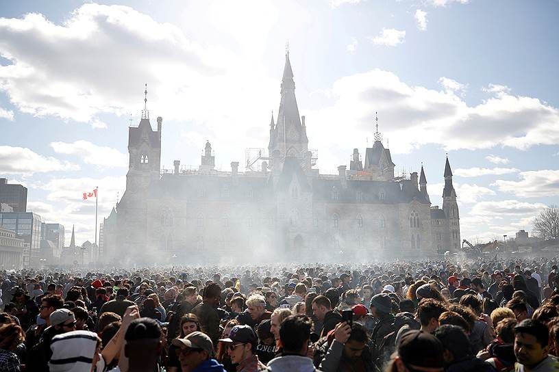 Тысячи канадцев закурили марихуану у здания парламента после ее легализации. ФОТО