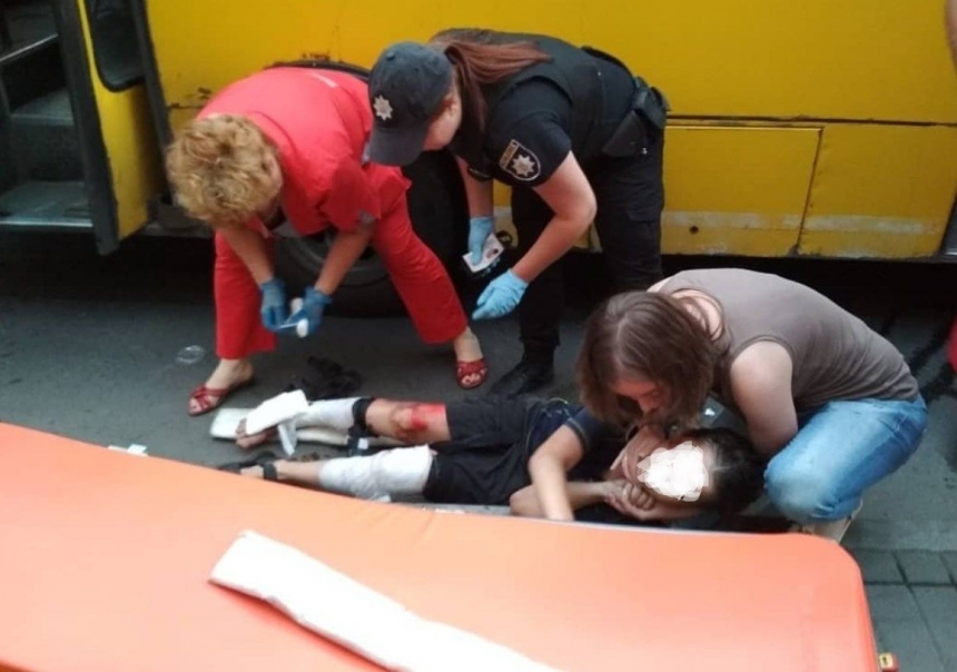 В Мариуполе мужчина толкнул подростка под колеса маршрутки и скрылся