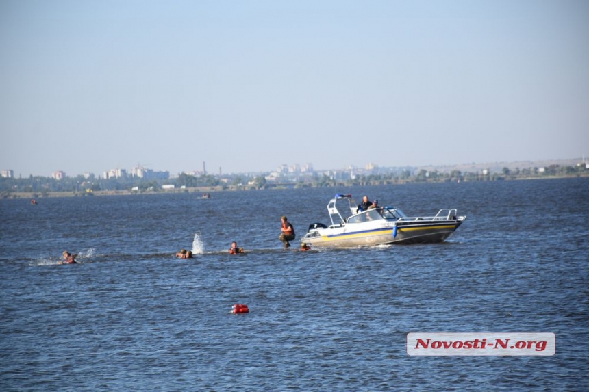 Как в Николаеве десантники отрабатывали прыжки с парашютом на воду. ФОТОРЕПОРТАЖ