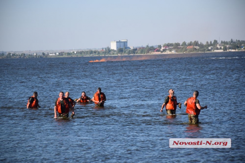 Как в Николаеве десантники отрабатывали прыжки с парашютом на воду. ФОТОРЕПОРТАЖ