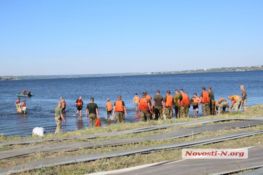 Как в Николаеве десантники отрабатывали прыжки с парашютом на воду. ФОТОРЕПОРТАЖ