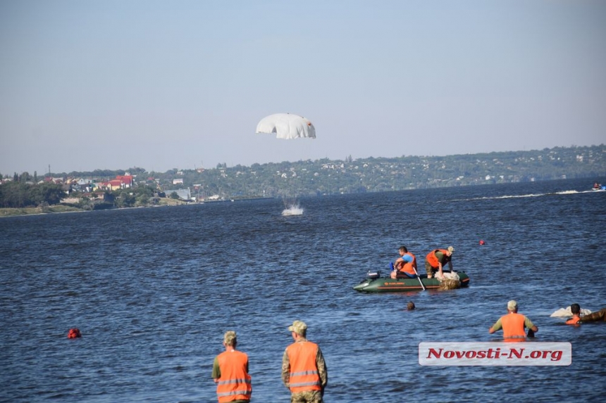 Как в Николаеве десантники отрабатывали прыжки с парашютом на воду. ФОТОРЕПОРТАЖ