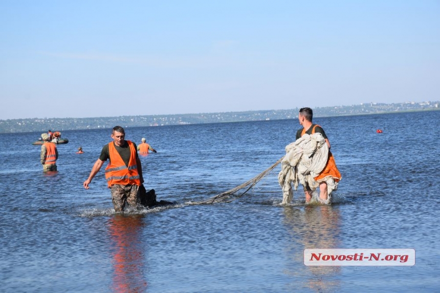 Как в Николаеве десантники отрабатывали прыжки с парашютом на воду. ФОТОРЕПОРТАЖ