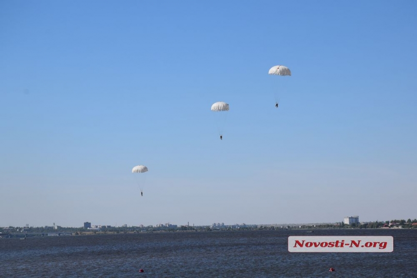 Как в Николаеве десантники отрабатывали прыжки с парашютом на воду. ФОТОРЕПОРТАЖ