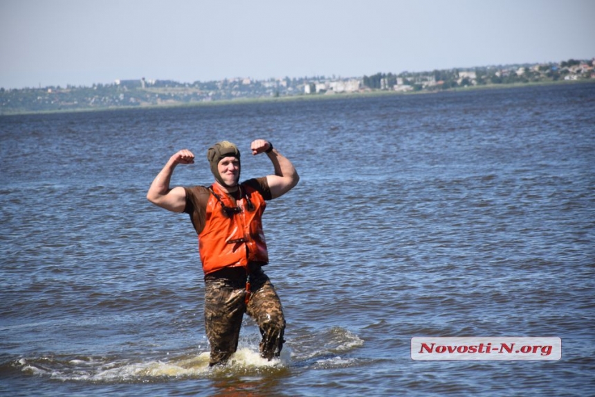 Как в Николаеве десантники отрабатывали прыжки с парашютом на воду. ФОТОРЕПОРТАЖ