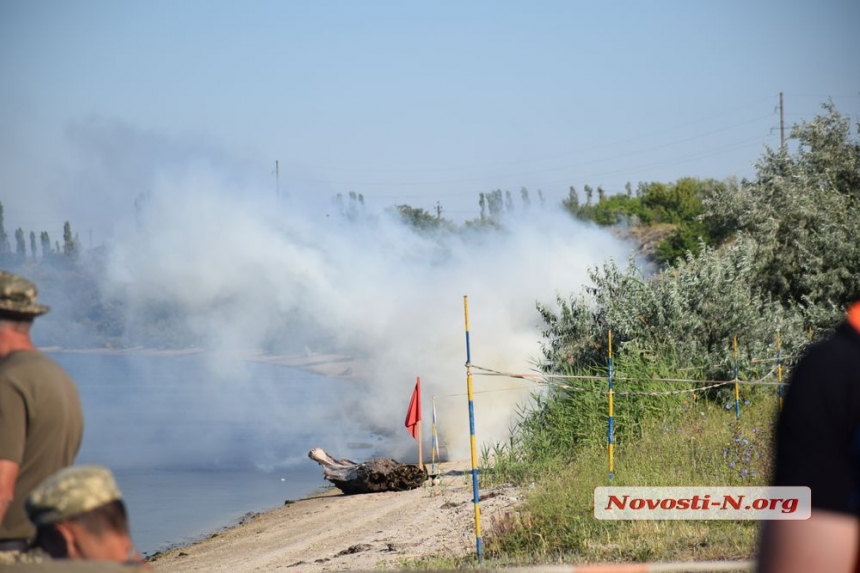 Как в Николаеве десантники отрабатывали прыжки с парашютом на воду. ФОТОРЕПОРТАЖ