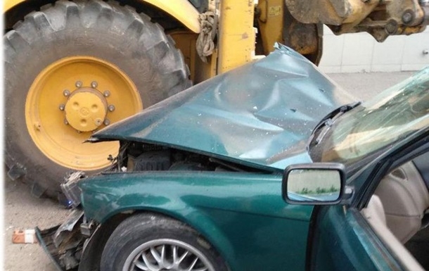 В Одессе BMW врезался в трактор: четверо пострадавших