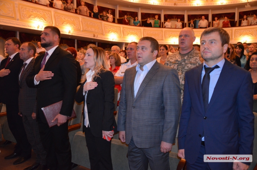 На торжествах в Николаеве заявили, что исполнение Конституции зависит не только от властей
