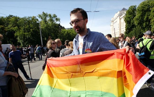 Нардеп Лещенко своими руками стер скандальную надпись о ЛГБТ. Видео