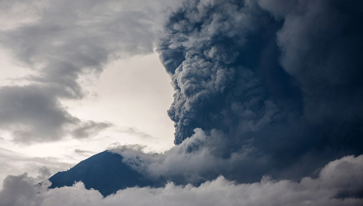 На Бали 75 тысяч пассажиров стали заложниками вулкана