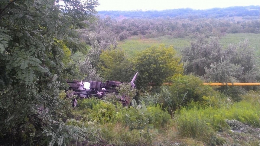 В Черновцах бензовоз слетел с дороги и перевернулся, убив водителя