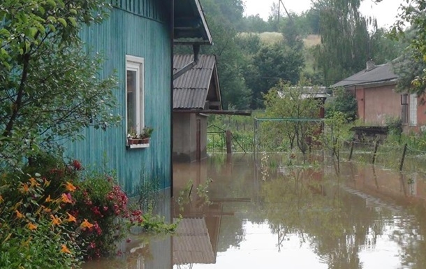 На Прикарпатье подтопило более 200 домов и 35 гектаров огородов