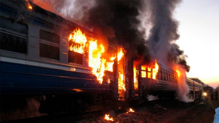 В Ивано-Франковской области на ходу загорелся поезд, пассажиры выпрыгивали из окон. Видео