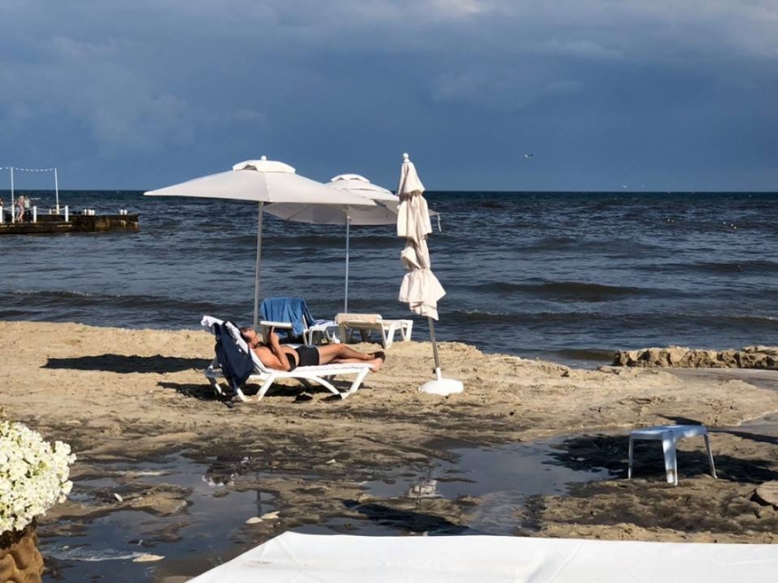 В Одессе потоки дождевой воды затопили ночной клуб и размыли пляж в Аркадии. Видео