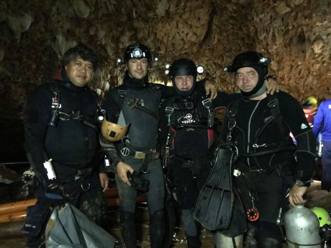 Украинские дайверы спасали юных футболистов из затопленной таиландской пещеры