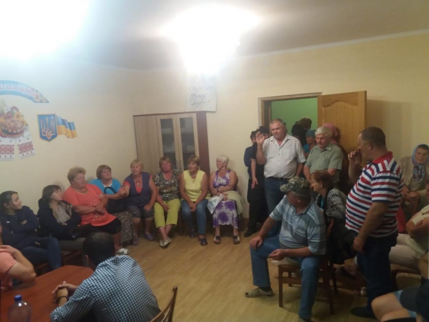 В Черновицкой области селяне 12 часов удерживали местных депутатов и чиновников