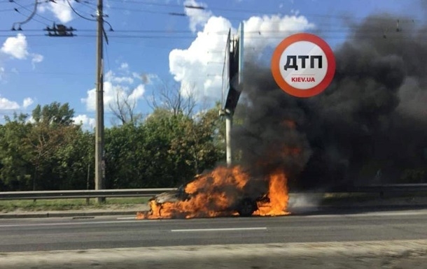 В Киеве сгорел автомобиль