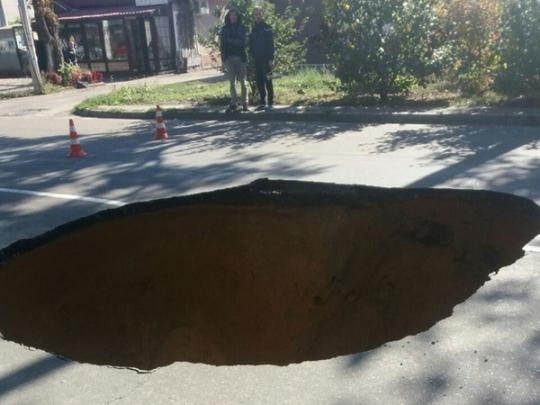 В Одессе под землю провалилась дорога. ВИДЕО