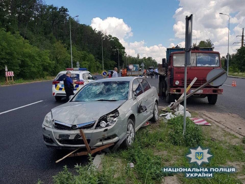 В Киевской области автомобиль наехал на дорожных рабочих, один человек погиб