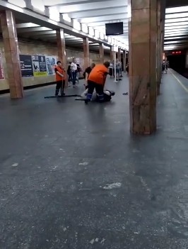 Пересек желтую линию: в метро Киева полицейский избил пожилого мужчину. ВИДЕО