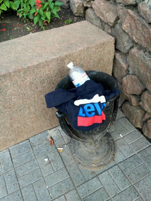 В Николаеве активисты «попросили» подростка снять футболку с рисунком напоминающим триколор 
