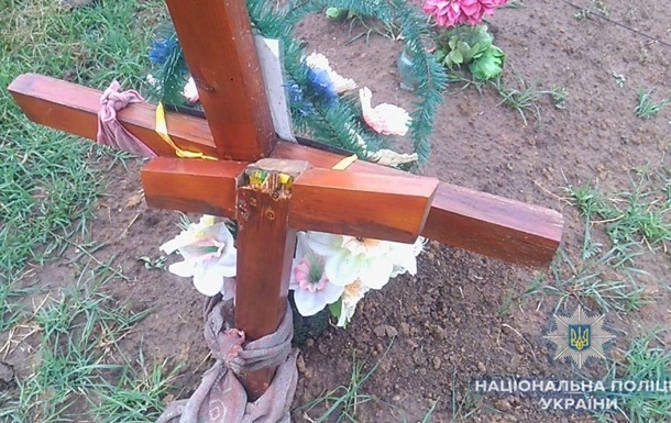 Пьяный подросток сломал 54 креста на кладбище в Одесской области