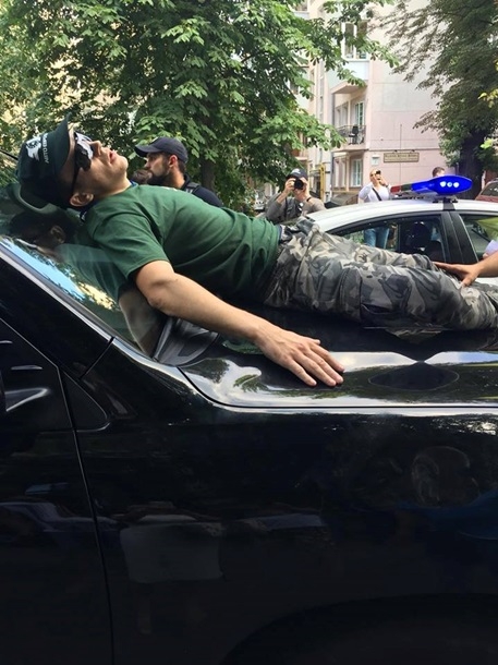 Под ВР автомобиль нардепа сбил активиста