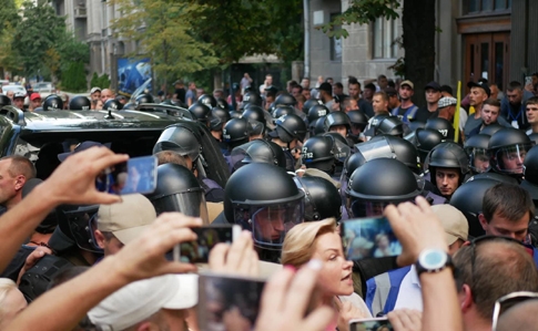 В Киеве задержали одного протестующего под Радой за попытку ударить депутата