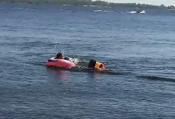 В Николаеве двух девочек, купавшихся на «Намыве», течение отнесло на 300 м от берега 
