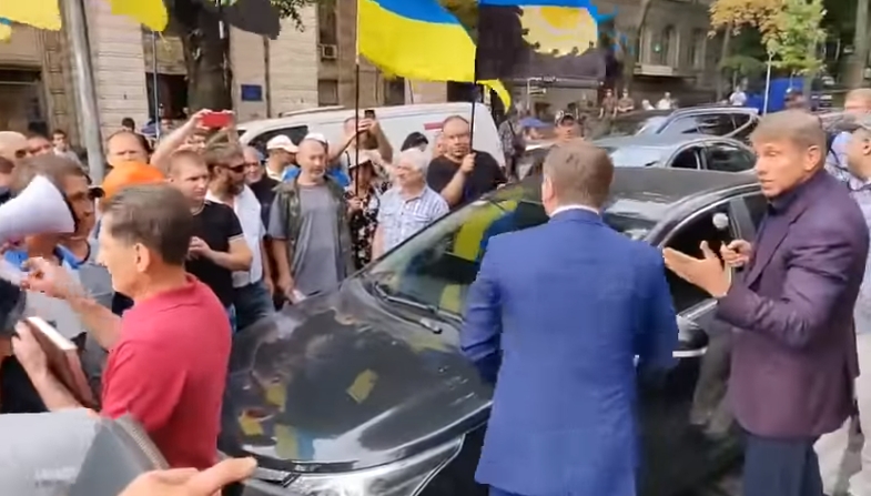 В центре Киева нардеп подрался с министром. ВИДЕО