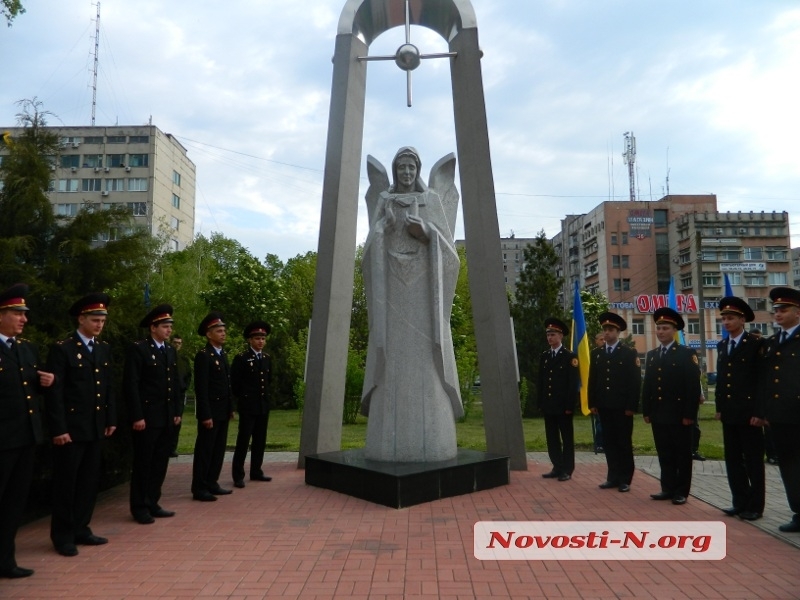 В Николаеве полиция ищет хулиганов, повредивших памятник «Скорбный ангел Чернобыля»