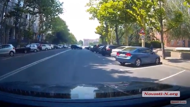 Как «козырные водители» заезжают на парковку возле Николаевской ОГА